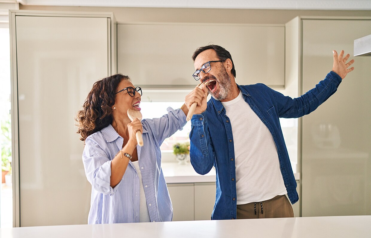 spievajúci pár s varechami