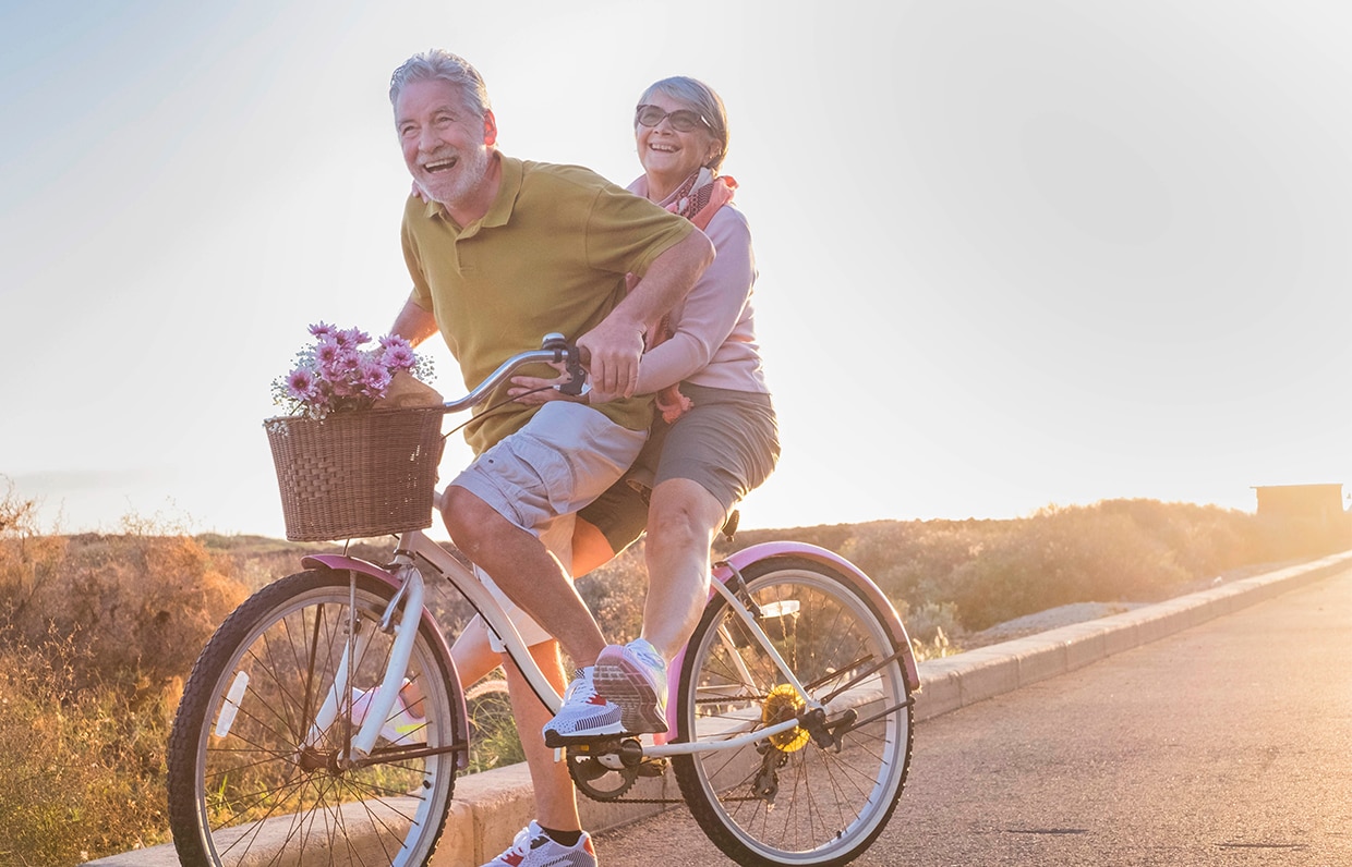 starší pár na bicykli