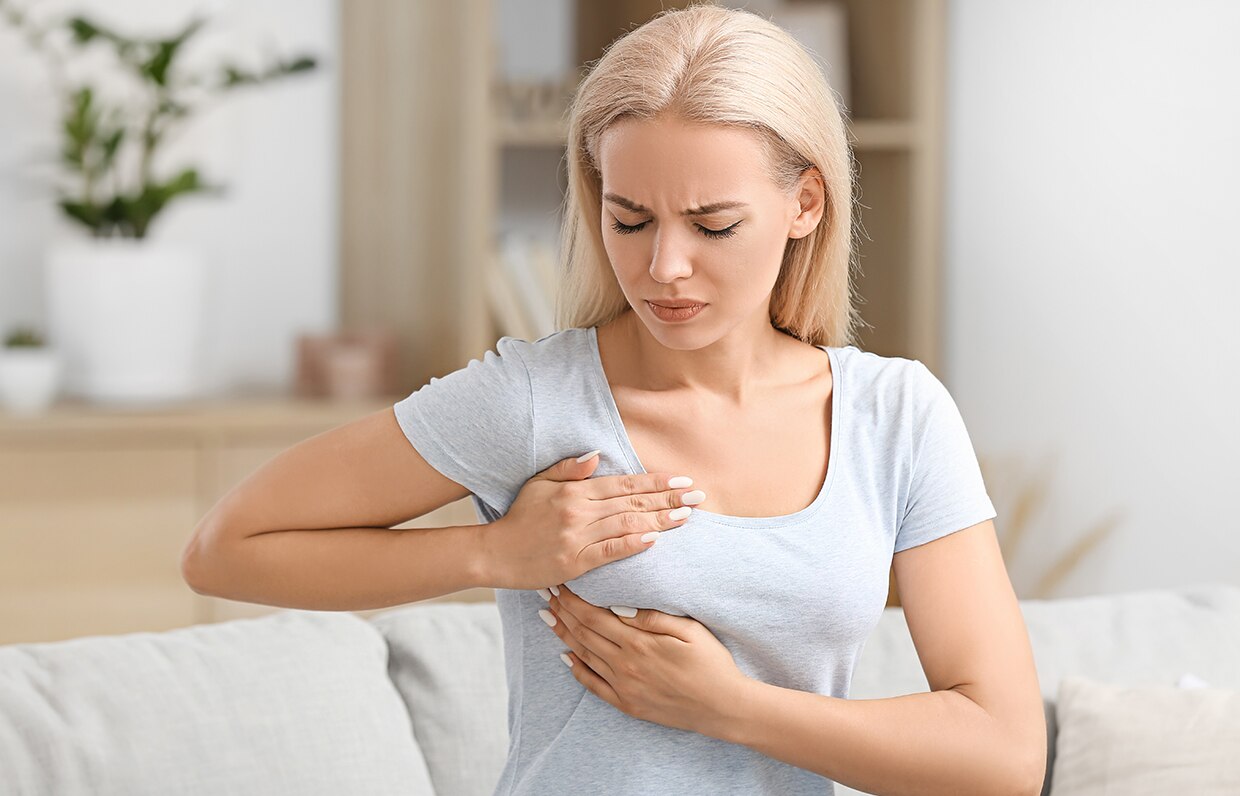žena naznačujúca bolesť prsníkov