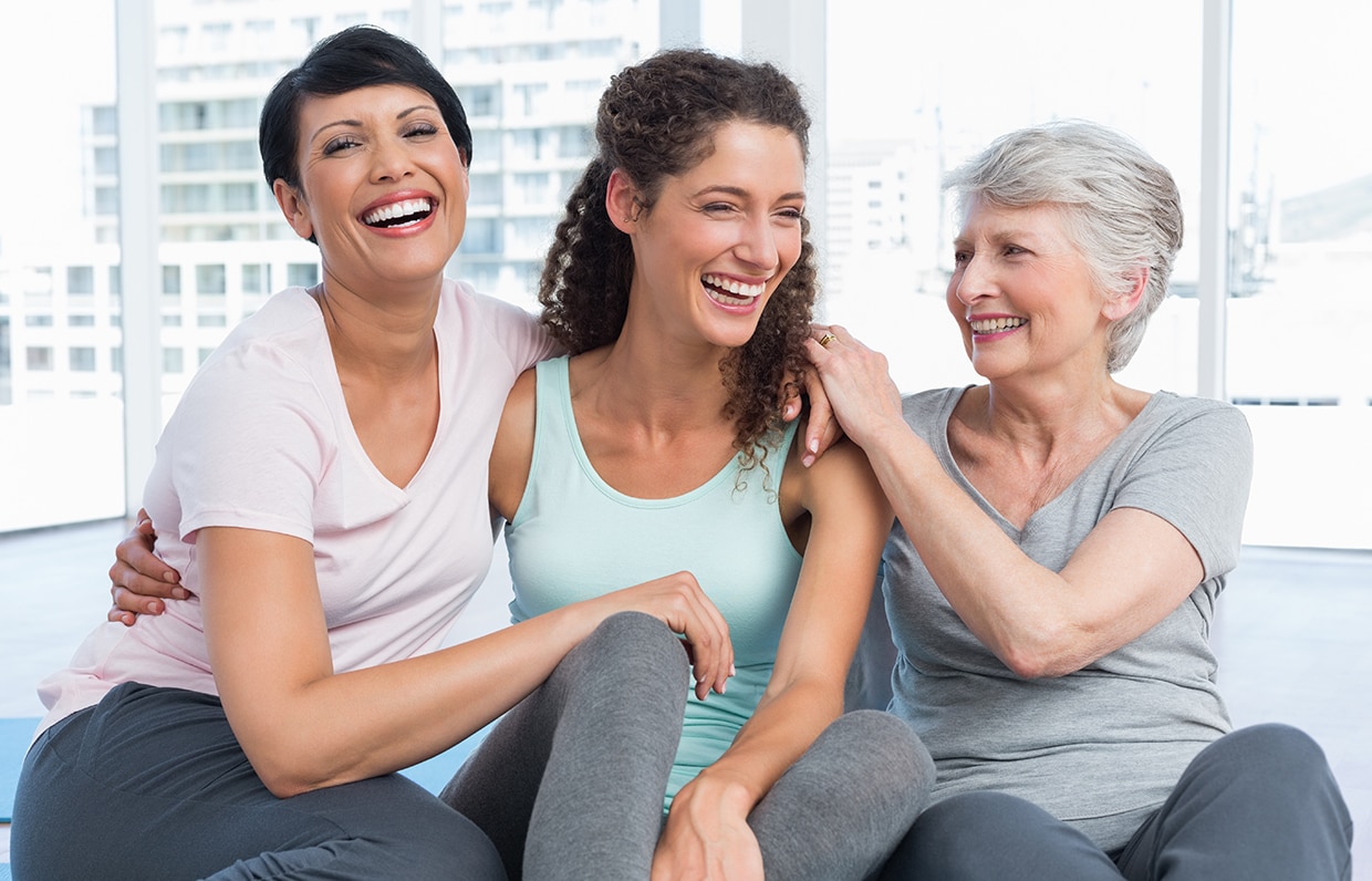 tri generácie radostných žien