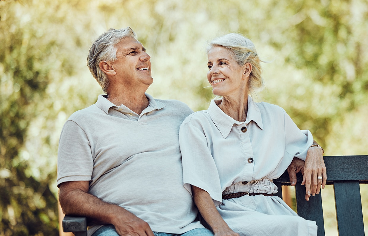 starší pár na lavičke v lete