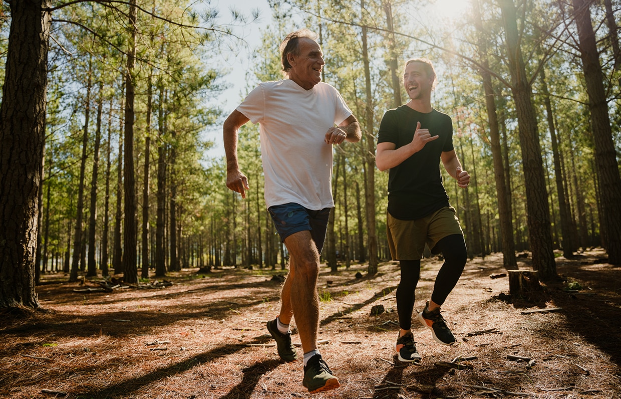 dvaja muži bežiaci v lese