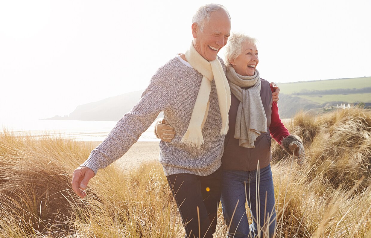 starší pár na prechádzke