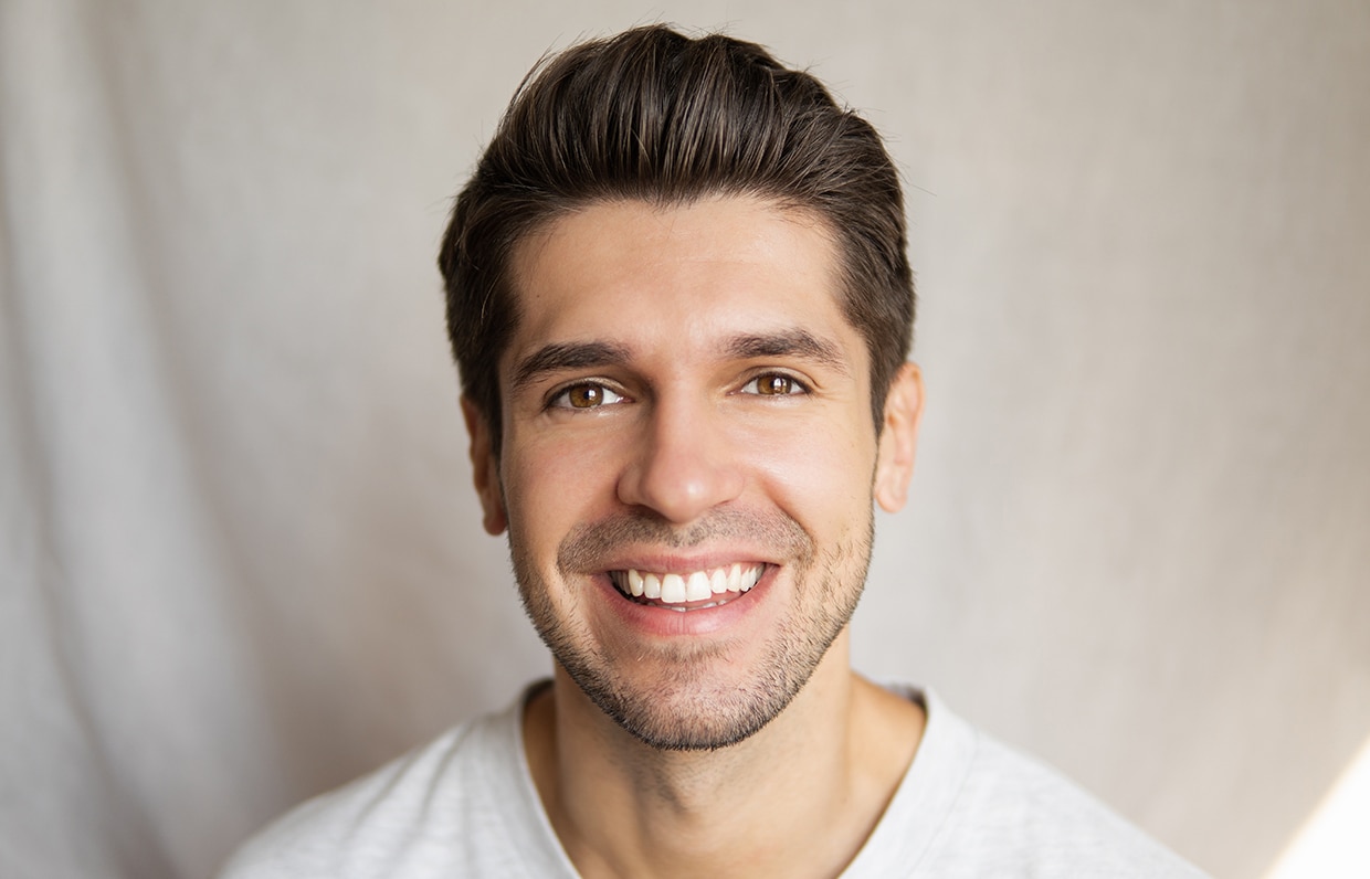 mladý muž sa usmieva