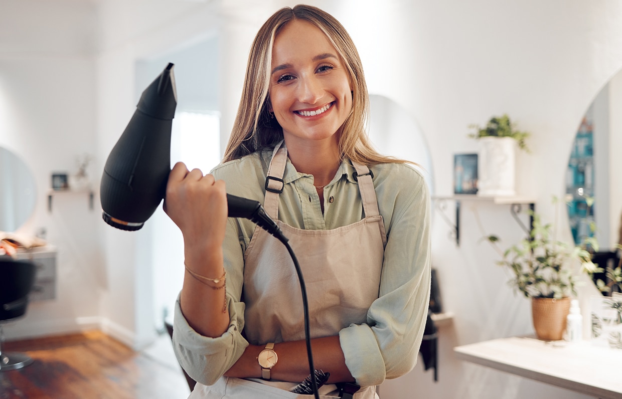 usmievajúca sa kaderníčka s fénom