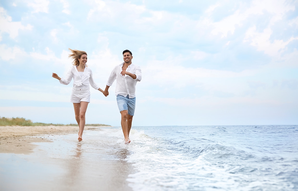 pár bežiaci v morských vlnách