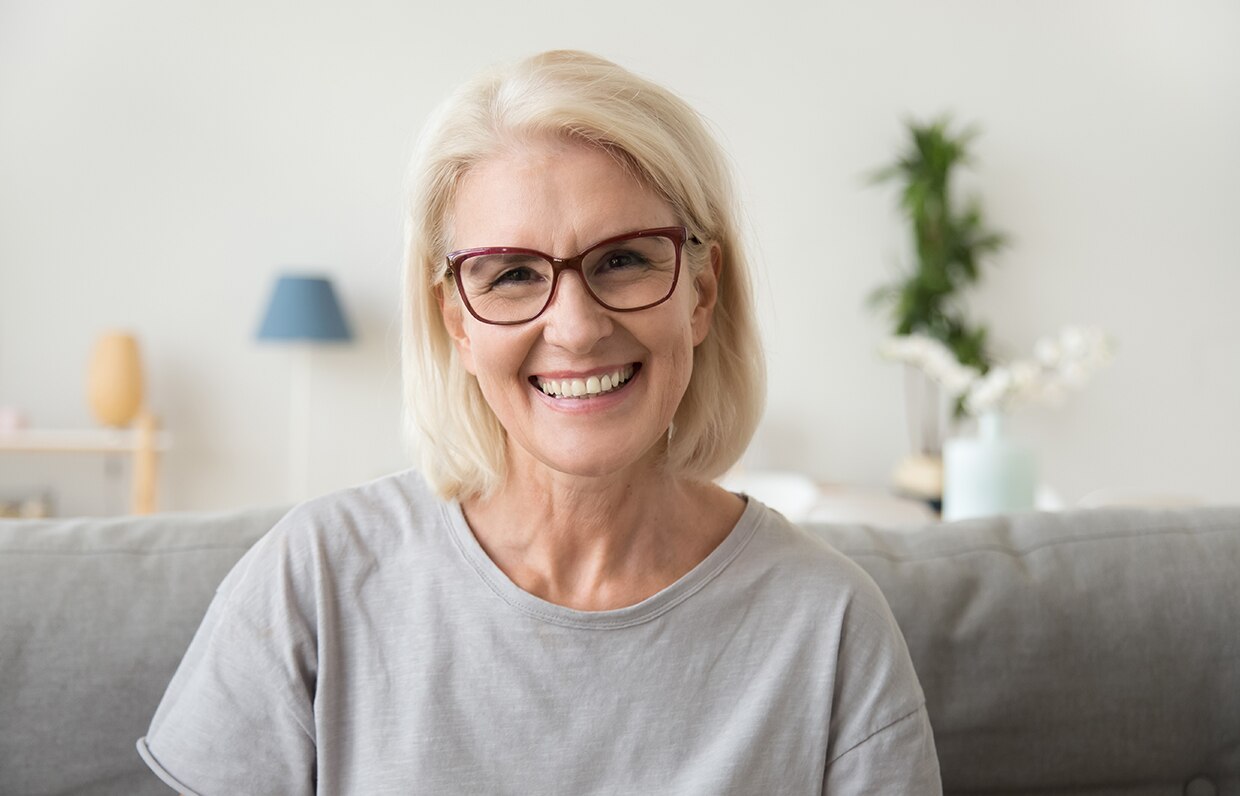 smejúca sa žena s okuliarmi